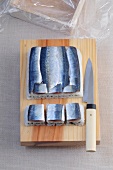 Sushi-Bar, Oshi-Sushi: Schicht -Sushi, roher Fisch auf Reisblock