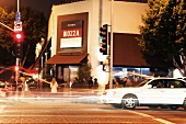 Menschen vor dem Restaurant Osteria Mozza, nachts, Straßenverkehr