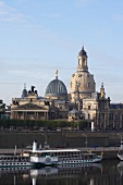 Frauenkirche in Dresden am Elbufer 