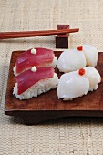 Sushi-Bar, 4 Nigiri-Sushi mit Mayonnaise und Chilisauce