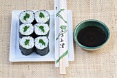 Sushi-Bar, 6 Hoso-Maki mit Spinat, Sesamsamen, Sojasauce
