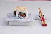 Sushi-Bar, Ura-Maki mit Thunfischtatar, Sesamsamen, Chilisauce