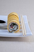 Sushi-Bar, Ura-Maki mit Omeletthülle, Bärlauch und Frischkäse