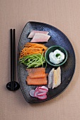 Sushi-Bar, Japanische Räucherfischplatte mit Möhren, Aal, Forelle