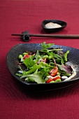 Sushi-Bar, Japanischer Salat mit frischen Smoothie und Tomaten