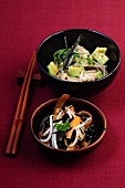 Sushi-Bar, Soba-Nudelsalat mit Krabben, Sprossen-Salat mit Algen