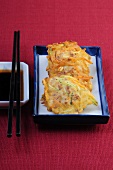 Sushi-Bar, Japanische Pfannkuchen mit Hackfleisch und Zucchini