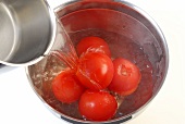 Kochbuch Nr. 1, Minestrone Step 2: Tomaten heiß überbrühen
