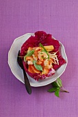 Wok, Gebratene Garnelen im Salatblatt mit Thai-Basilikum