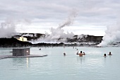 Menschen baden im "Myvatn Nature Bath" in Island, Lagune