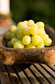 Weintrauben in einer Holzschale, Sonnenlicht, Nahaufnahme