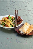 Wok, Sesam-Tofu auf China- Gemüse, Essstäbchen