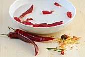 Wok, Hähnchen-Curry: Rote Chilischoten einweichen, Step 1