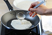 Wok, Reispfannkuchen: Teig mit Kelle in Pfanne füllen, Step 2