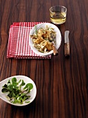Käsespätzle mit Kalbsbries und Feld- salat