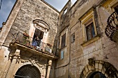 Kalabrien: Gebäude mit Balkon in Corigliano.