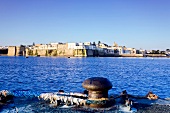 Apulien: Blick auf die Stadt Otranto Meer.