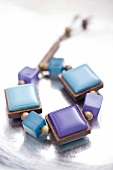 Armband mit quadratischen Steinen, lila-blau