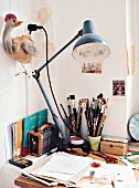 Schreibtisch, Pinsel, Skizzen, Lampe , Marionette