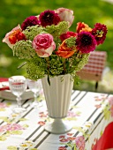 Vase mit frischen Gartenblumen, pink 