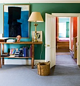 Grüne Wand, Bild, Regal mit Büchern, Lampe, Tür