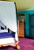 Schlafzimmer: Himmelbett, Wände knallig, Teppich lila