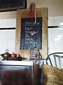 Küche: Holzbrett mit Tafel an Wand gelehnt ländlich