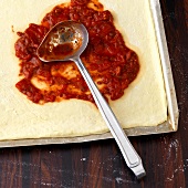 Kleinkinder, Pizza Basic, Step 2: Tomatensauce auf Teig geben