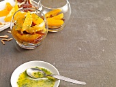 Aus dem Glas, Orangen-Dattel- Dessert mit Mandelstiften