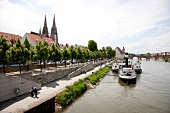 Regensburg: Stadansicht, Blick über die Donau aud Dom, Schiffsverkehr