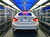 BMW, weiß,  im Glas-Fahrstuhl , BMW Welt München