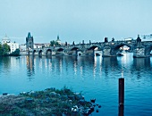Prag: Karlsbrücke, Donau, Dämmerung, Lichter
