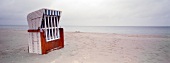 Stralsund, Rügen, Strandkorb am Strand, von der Seite, seitlich