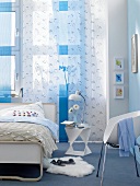 Schlafzimmer, Bett, Flächenvorhänge blau-weiß