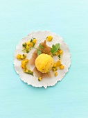 Mango-Chili-Sorbet auf brik-Teig, Petersilie