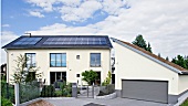 Einzelhaus, Dachfläche mit Sonnenkollektoren und Solarmodulen