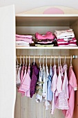 Kleiderschrank mit rosafarbenen Kindersachen