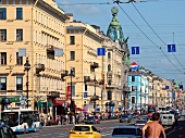 St. Petersburg: Newski-Prospekt, Verkehr, Menschen, Singer-Haus