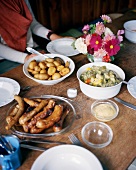 Tisch gedeckt, ländlich, deftig, Kartoffeln, Würstchen, Salat