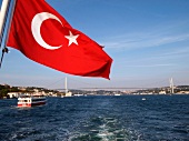 Istanbul: Verkehr, Fähre über den Bo sporus, türkische Flagge