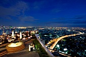 Thailand: Bangkok bei Nacht, Skyline Dachterrasse, Lichter