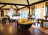 Thailand: Chiang Saen, Hotelzimmer, Bett, Badewanne, luxuriös
