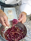 Rotkohl-Apfel-Salat zubereiten Step 8
