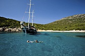 Türkei, Bodrum, Meer, Segelboot, Menschen baden, Himmel blau