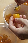 Pochierte Kumquats, Zubereitung, Fruchtfleisch herauslösen, Step 2