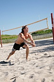 Mann beim Beach Volleyball Netz