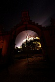 Österreich, Steiermark, Blick durchs Tor, Burg, nachts
