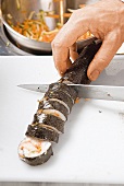 Maki-Sushi-Rolle in Scheiben geschnitten