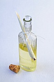 Salate, Ingwer-Zitronengras-Öl in einer Glasflasche