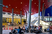 Autostadt Wolfsburg: Kinder in Tret- mobilen im Pavillon "RaumfahrtLand"